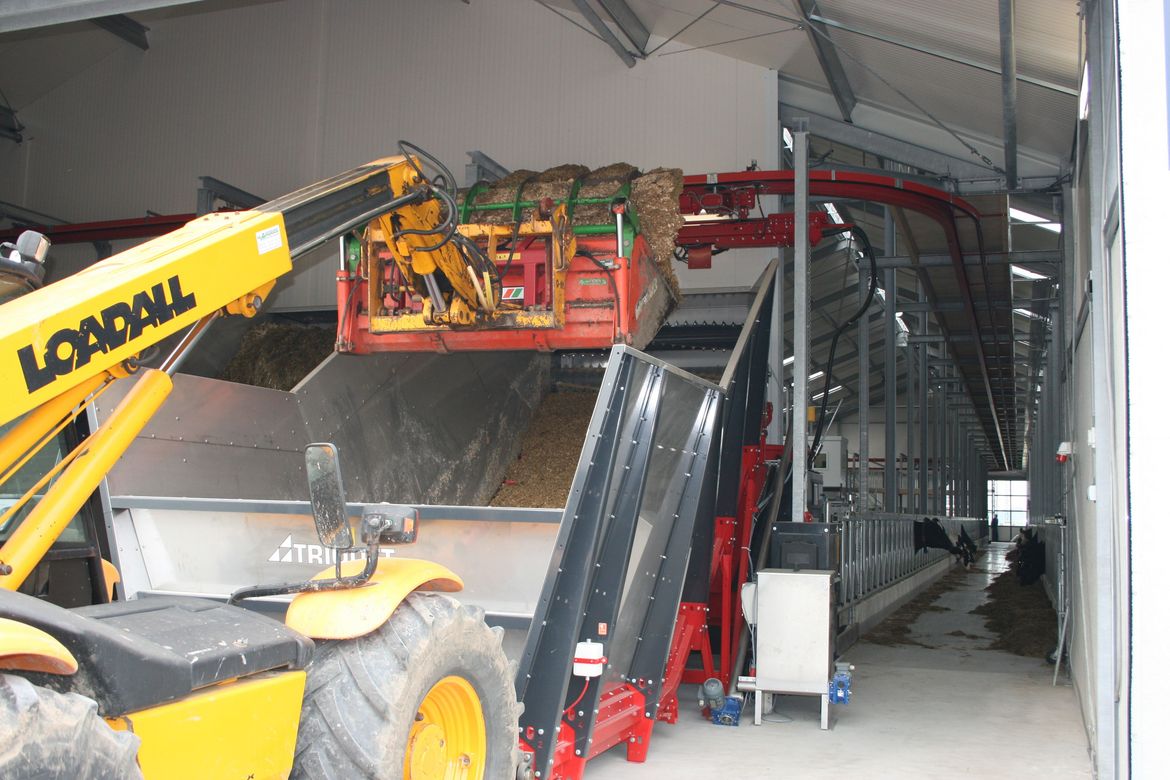 voerkeuken met voorraadbunkers