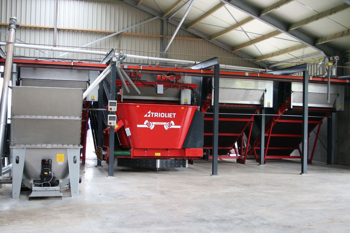 automatisch voersysteem met voorraadbunkers